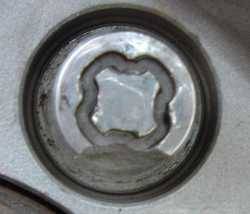 Nissan  - Broken lug lock