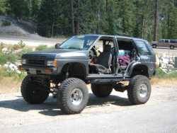 Nissan Pathfinder - 92 minvan